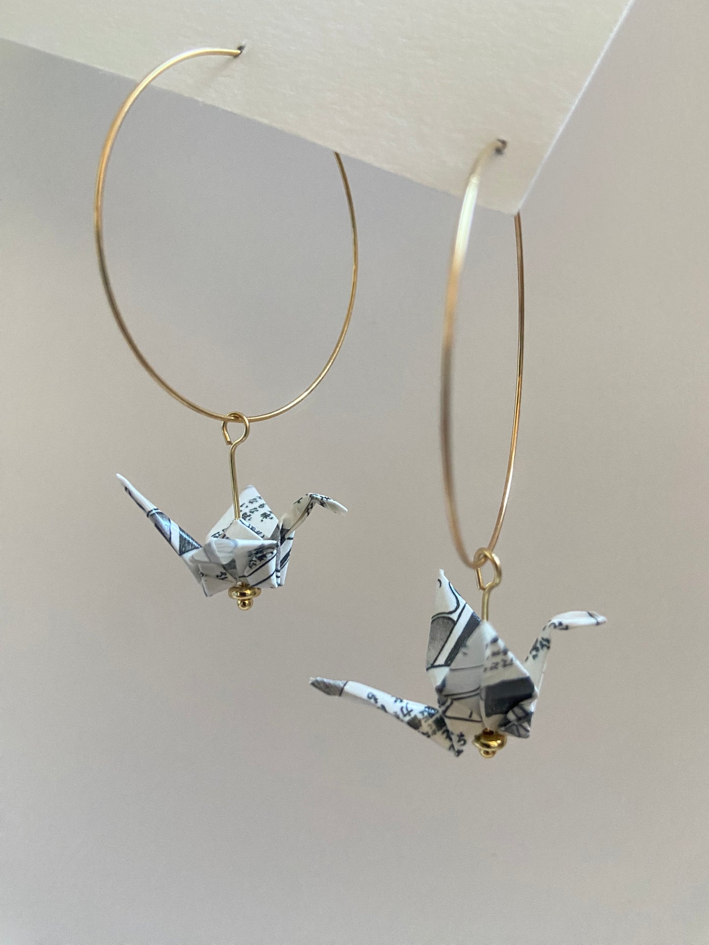 Pendientes de papel impermeable grulla de origami-11 colores disponibles. Con aro de acero dorado o plateado