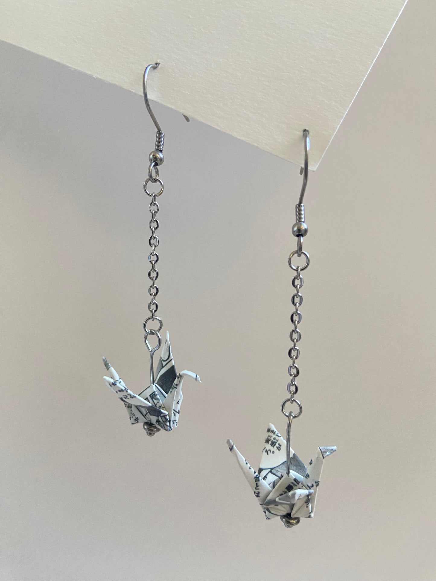 Pendientes de papel impermeable grulla de origami-11 colores disponibles. Con cadena de acero dorado o plateado