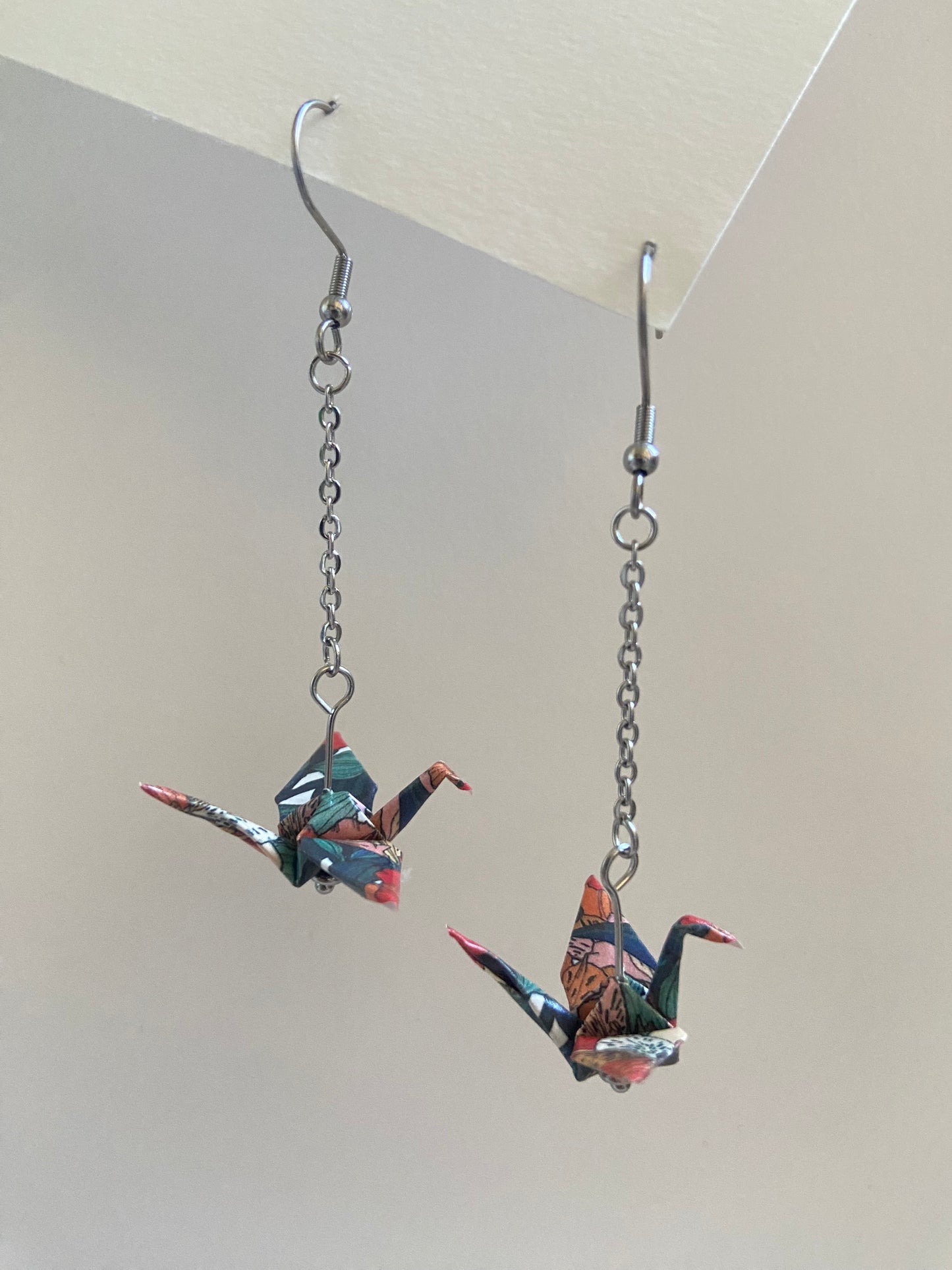 Pendientes de papel impermeable grulla de origami-11 colores disponibles. Con cadena de acero dorado o plateado