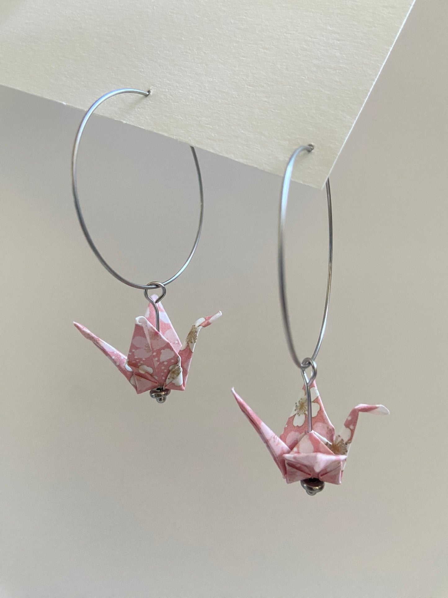 Pendientes de papel impermeable grulla de origami-11 colores disponibles. Con aro de acero dorado o plateado