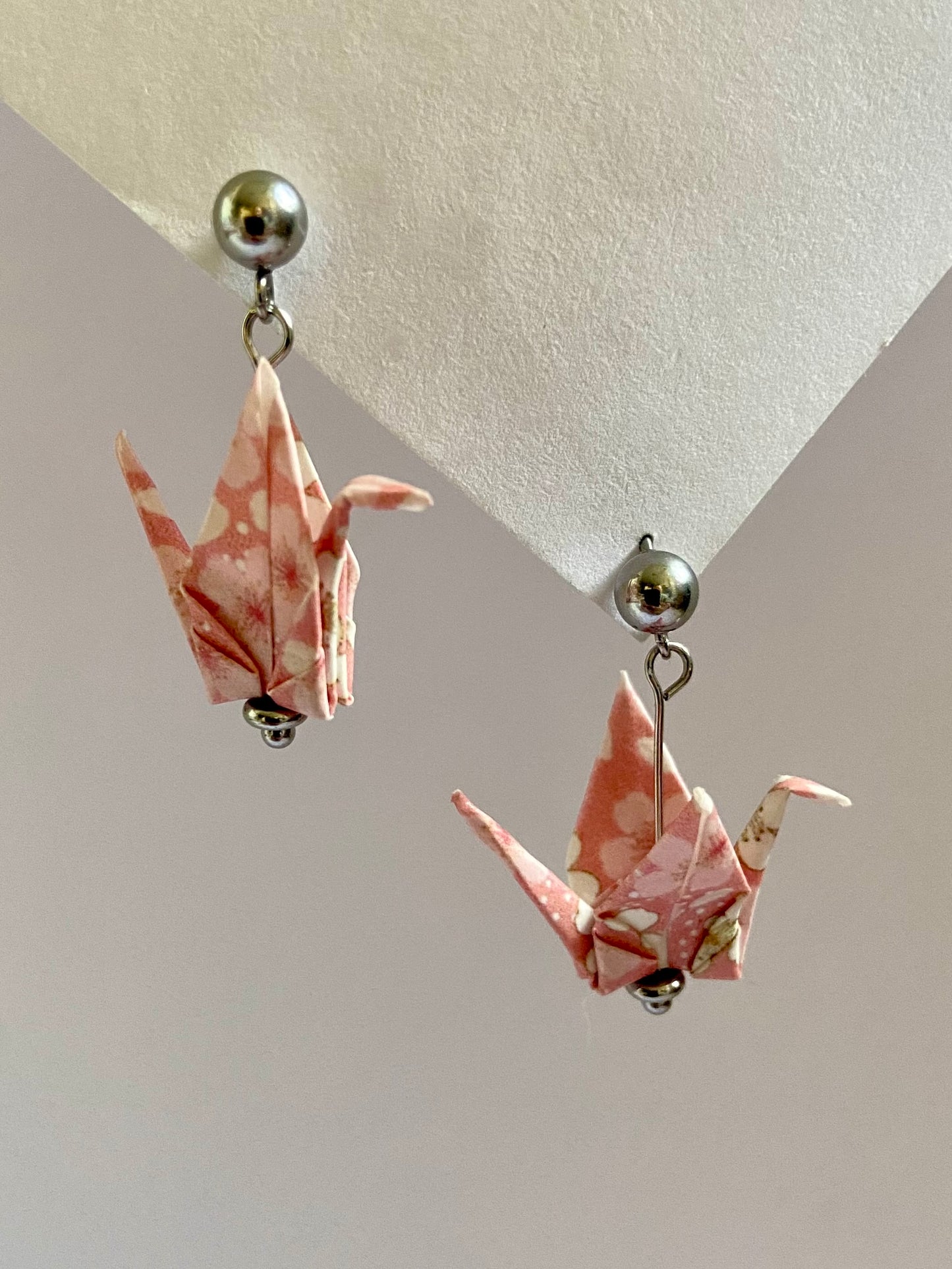 Pendientes de grulla origami en acero inoxidable dorado, hechos con papel impermeable y diseño ligero