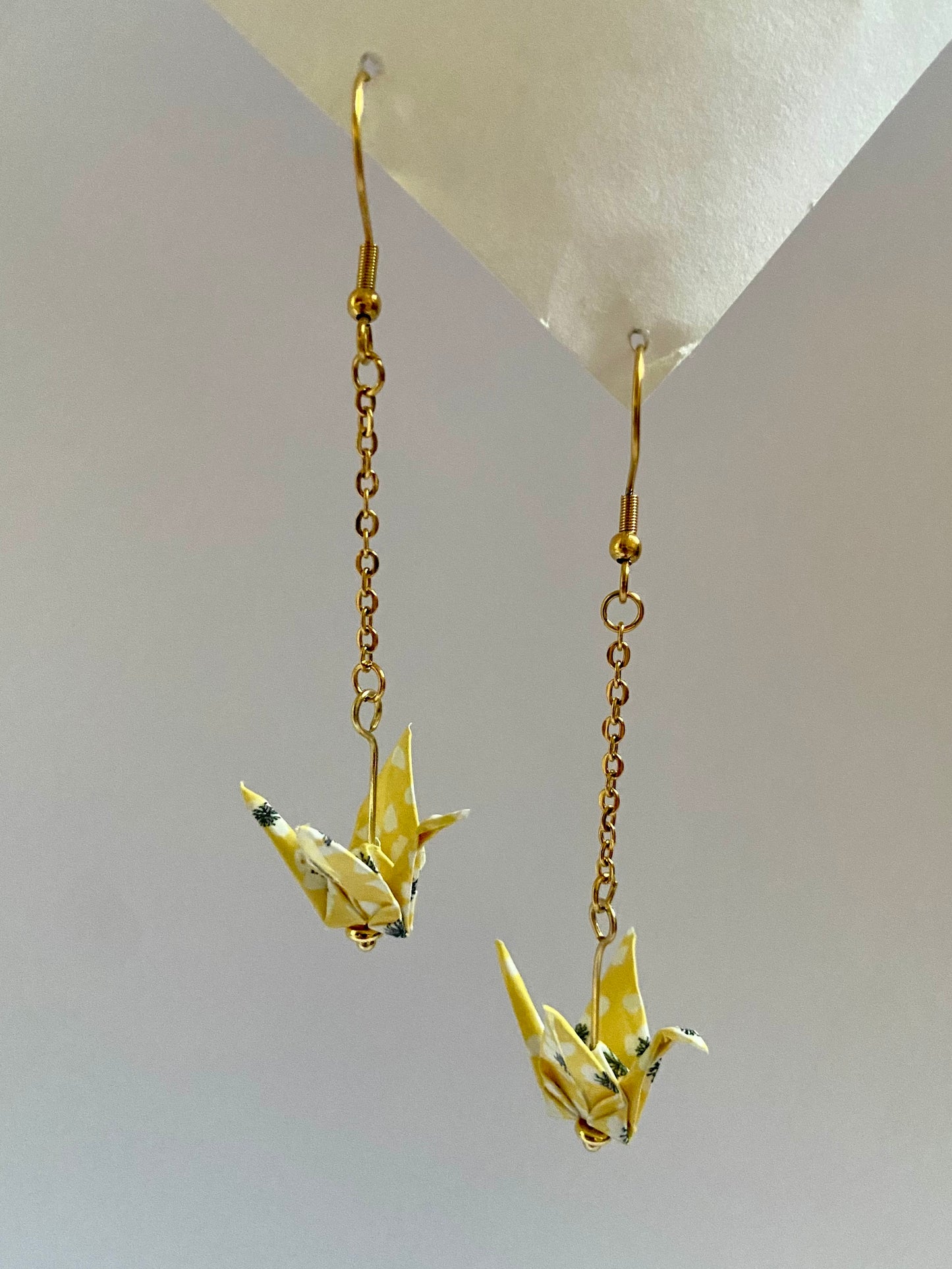 Pendientes de papel impermeable grulla de origami-11 colores disponibles. Con cadena de acero dorado o plateado