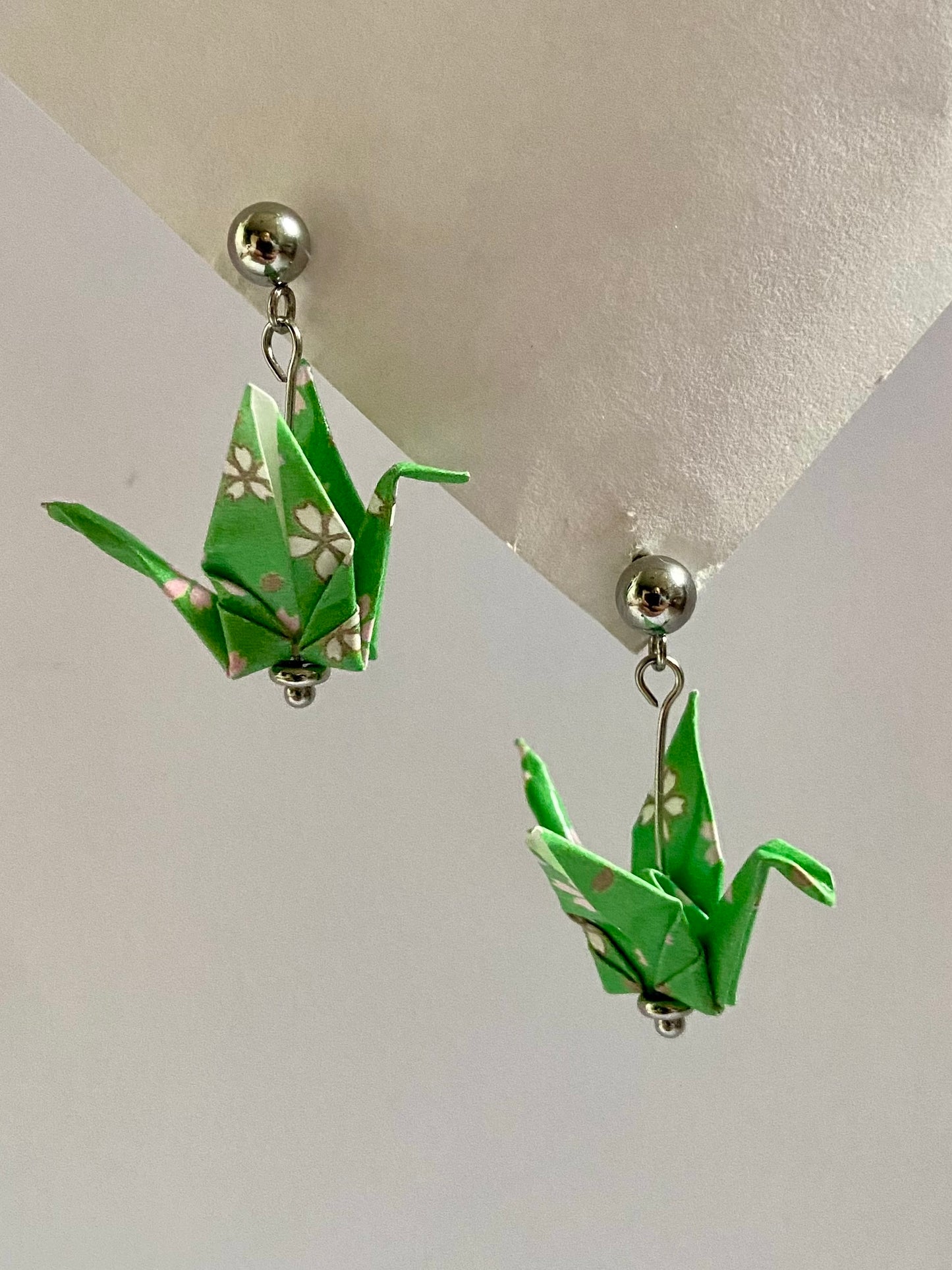 Pendientes de papel impermeable grulla de origami-11 colores disponibles. Con bolita de acero dorado o plateado