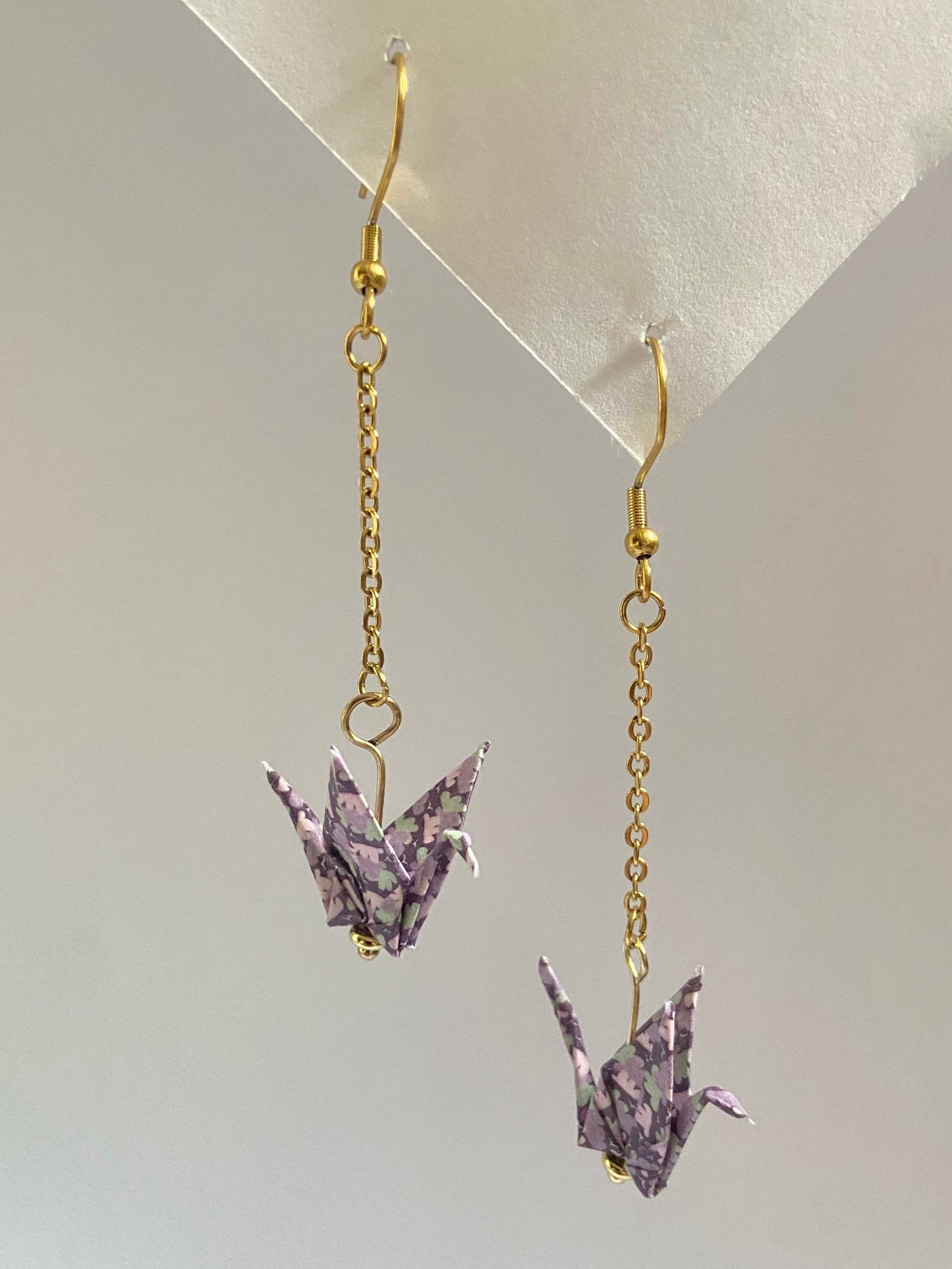Pendientes de papel impermeable grulla de origami-11 colores disponibles. Con cadena de acero dorado o plateado