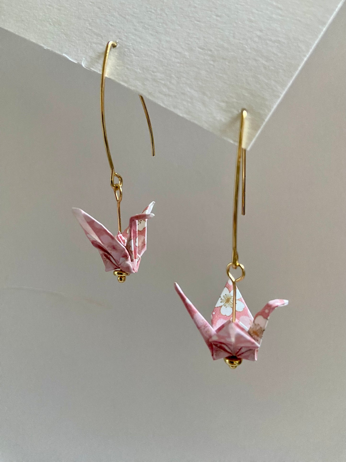 Pendientes de papel impermeable grulla de origami-11 colores disponibles. Con gancho de acero dorado o plateado
