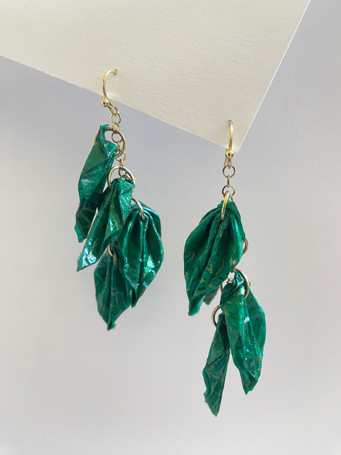 Pendientes Colgantes de Hojas Origami en Papel Lokta Hechos a Mano – 8 Colores Vibrantes, Ganchos de Acero Dorado, Ligeros y Duraderos