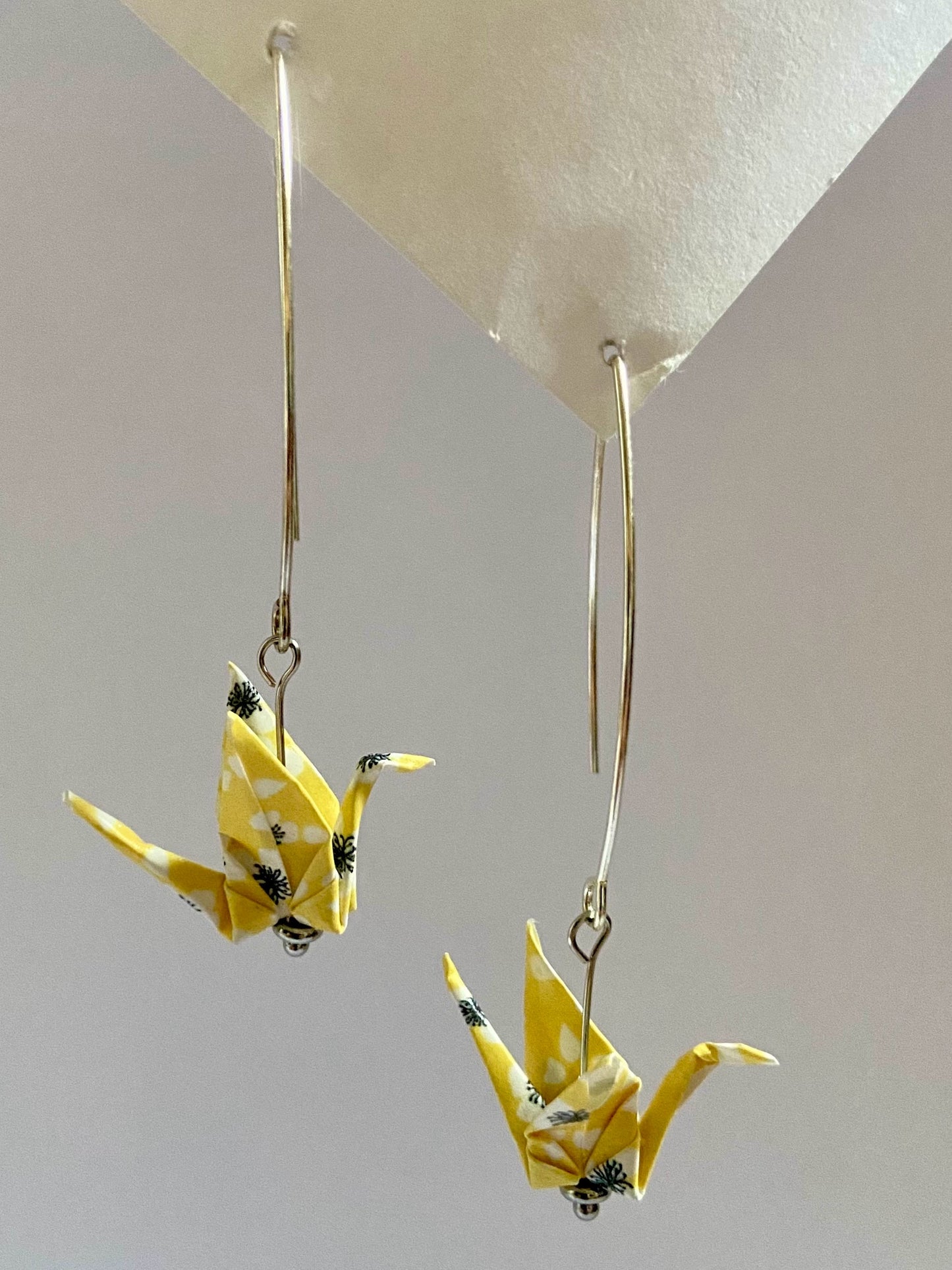 Pendientes de papel impermeable grulla de origami-11 colores disponibles. Con gancho de acero dorado o plateado