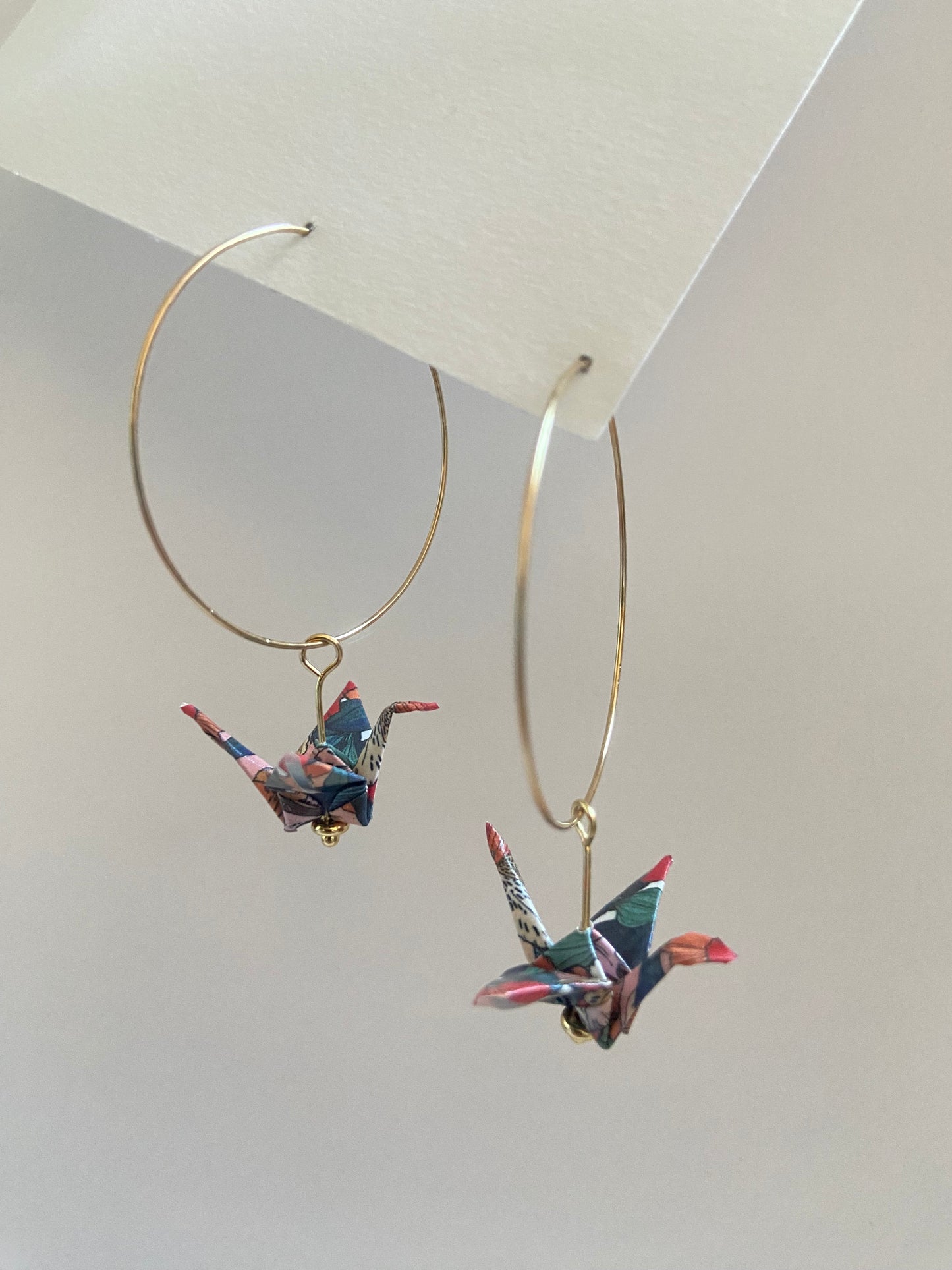 Pendientes de papel impermeable grulla de origami-11 colores disponibles. Con aro de acero dorado o plateado