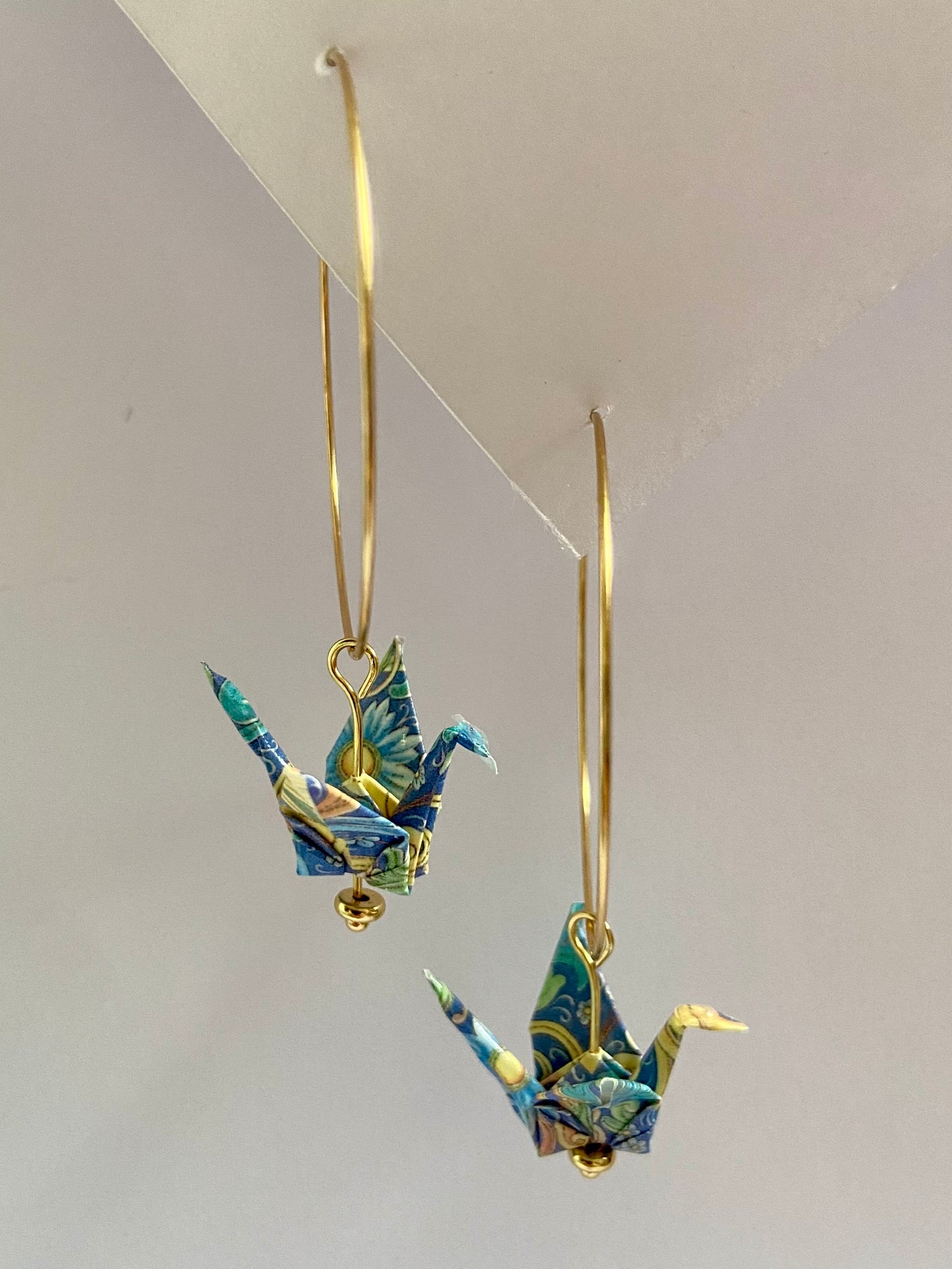 Pendientes de papel impermeable grulla de origami-11 colores disponibles. Con aro de acero dorado o plateado