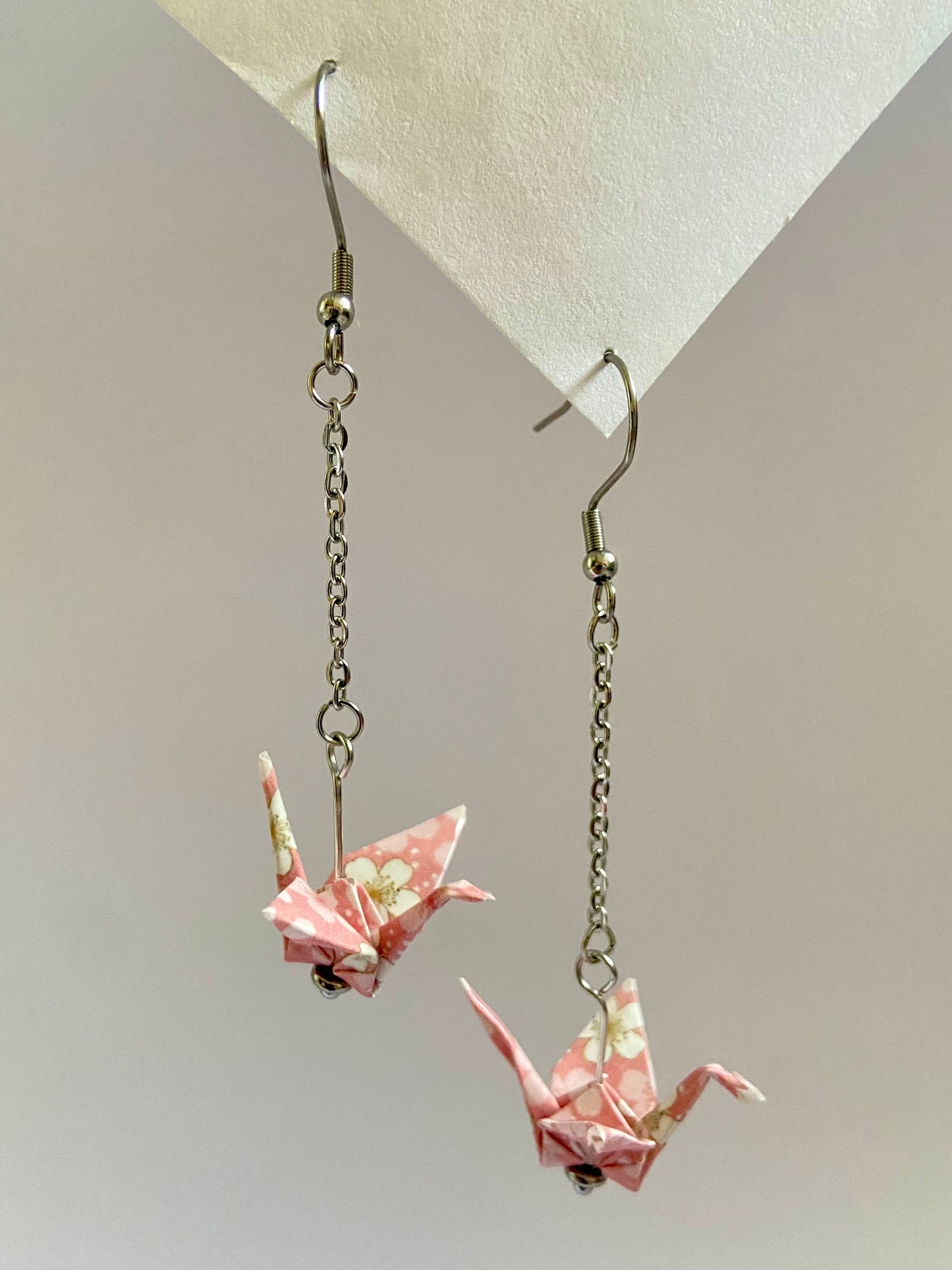 Pendientes de papel impermeable grulla de origami-11 colores disponibles. Con cadena de acero dorado o plateado