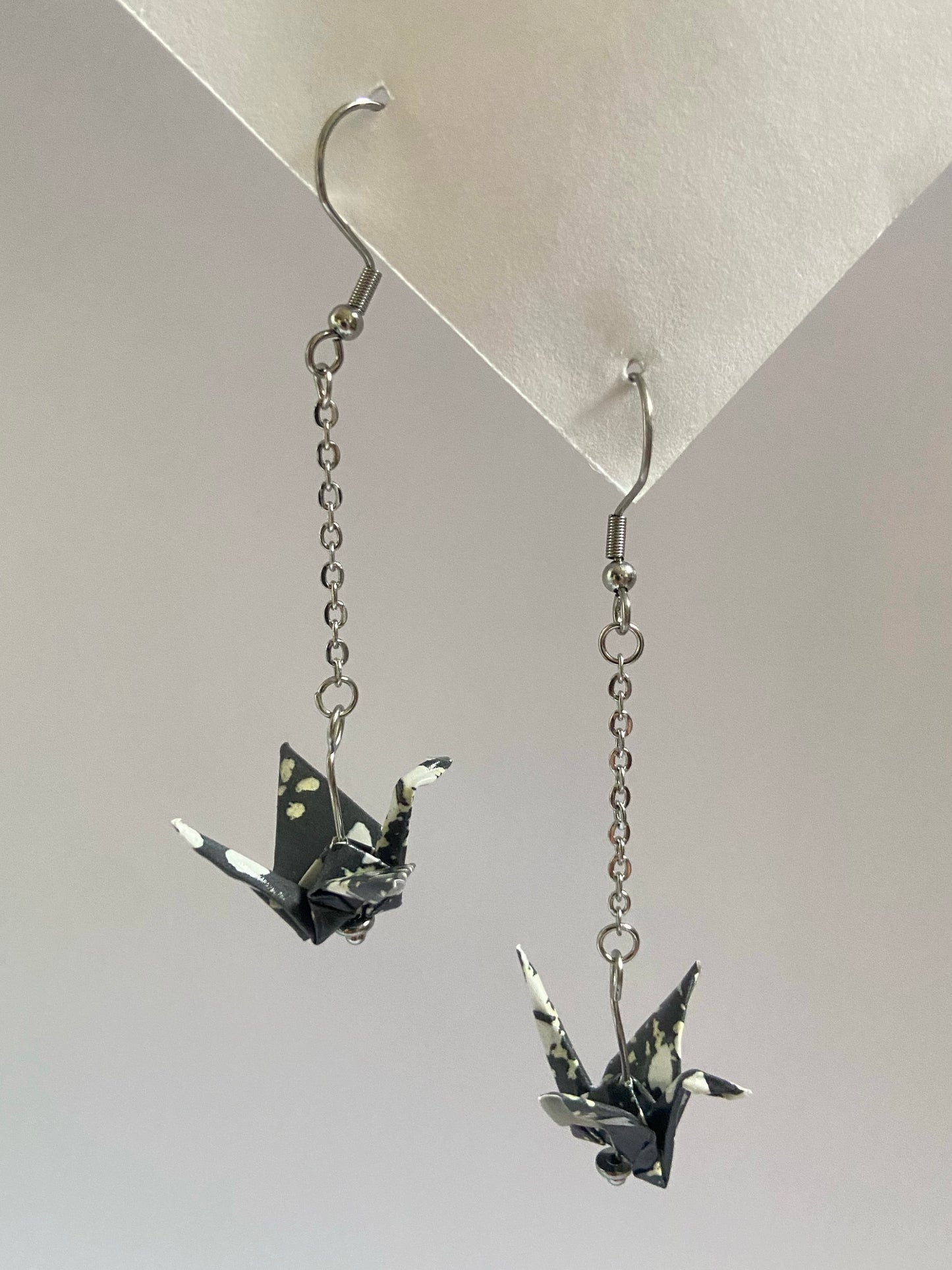 Pendientes de papel impermeable grulla de origami-11 colores disponibles. Con cadena de acero dorado o plateado