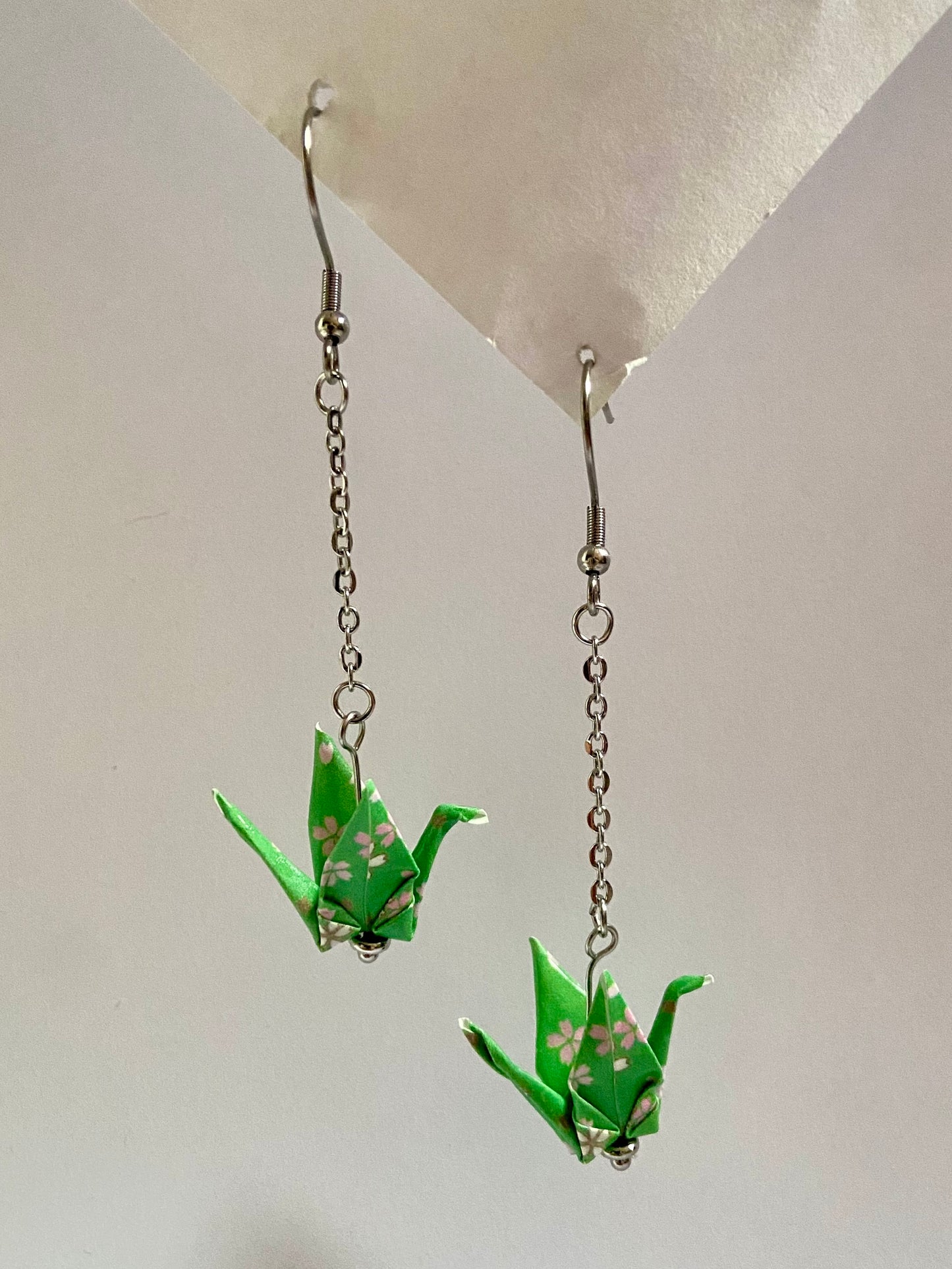 Pendientes de papel impermeable grulla de origami-11 colores disponibles. Con cadena de acero dorado o plateado