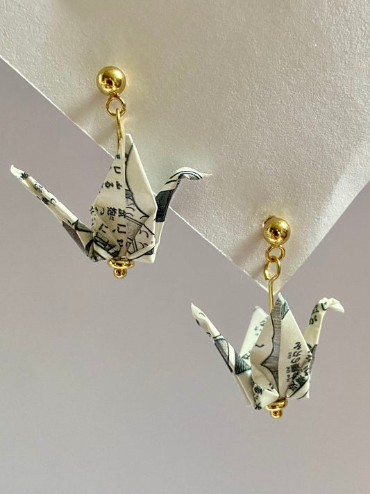 Pendientes de grulla origami en acero inoxidable dorado, hechos con papel impermeable y diseño ligero