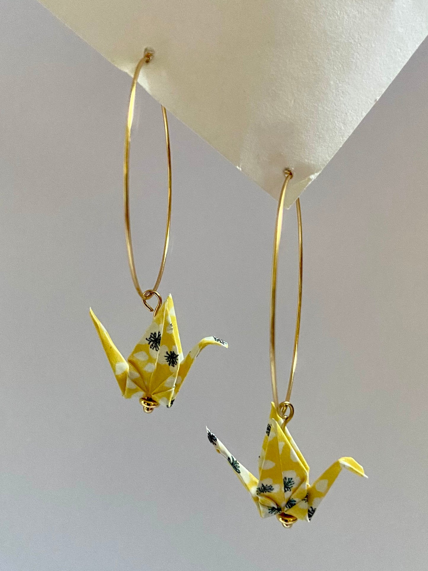 Pendientes de papel impermeable grulla de origami-11 colores disponibles. Con aro de acero dorado o plateado