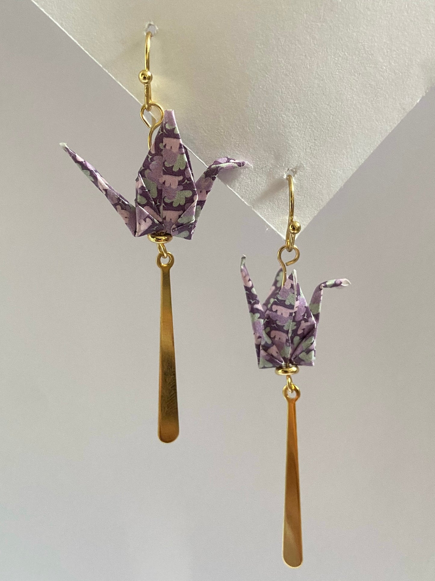 Pendientes de papel impermeable grulla de origami-11 colores disponibles. Con barra de acero dorado o plateado