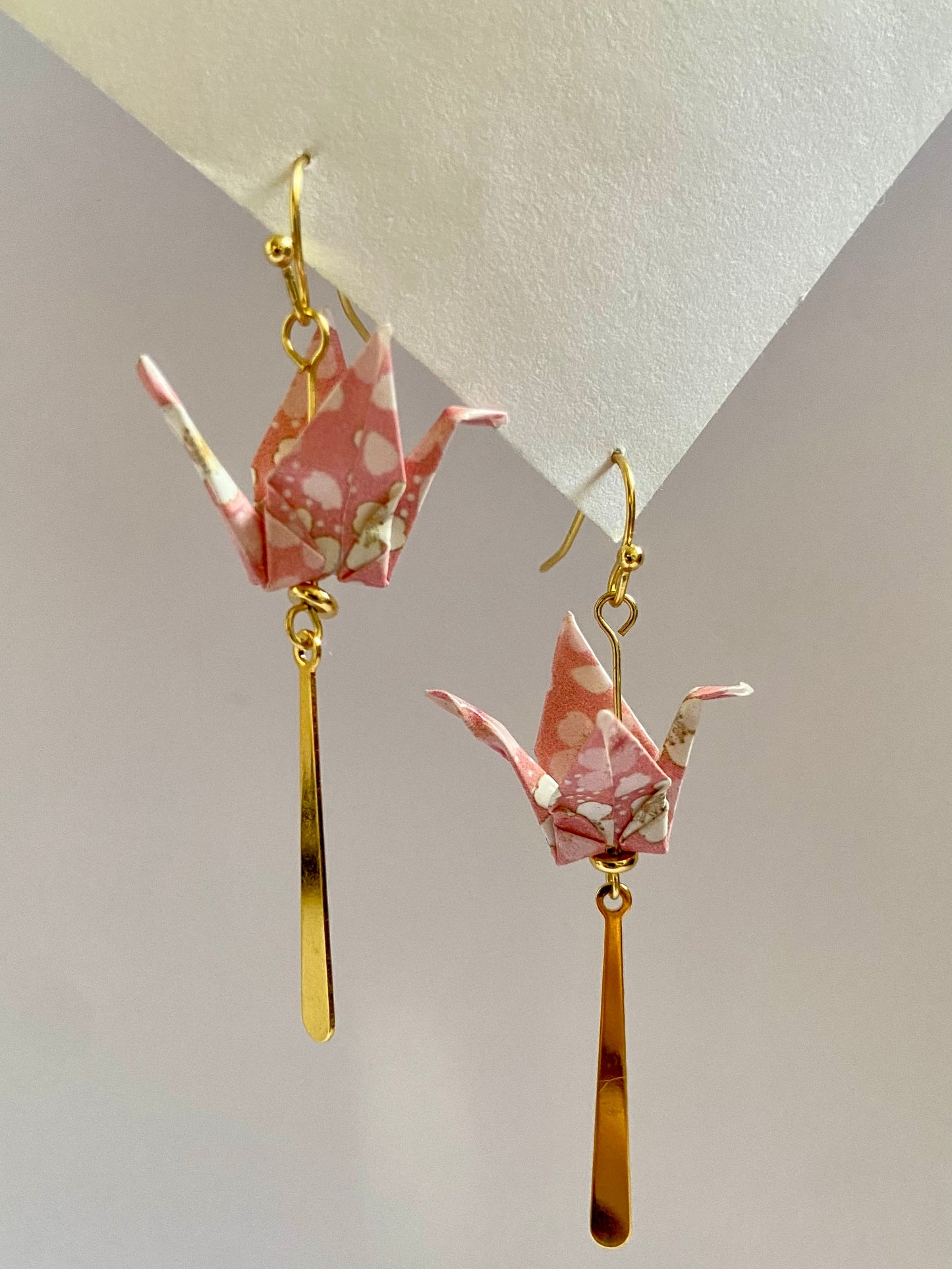 Pendientes de papel impermeable grulla de origami-11 colores disponibles. Con barra de acero dorado o plateado