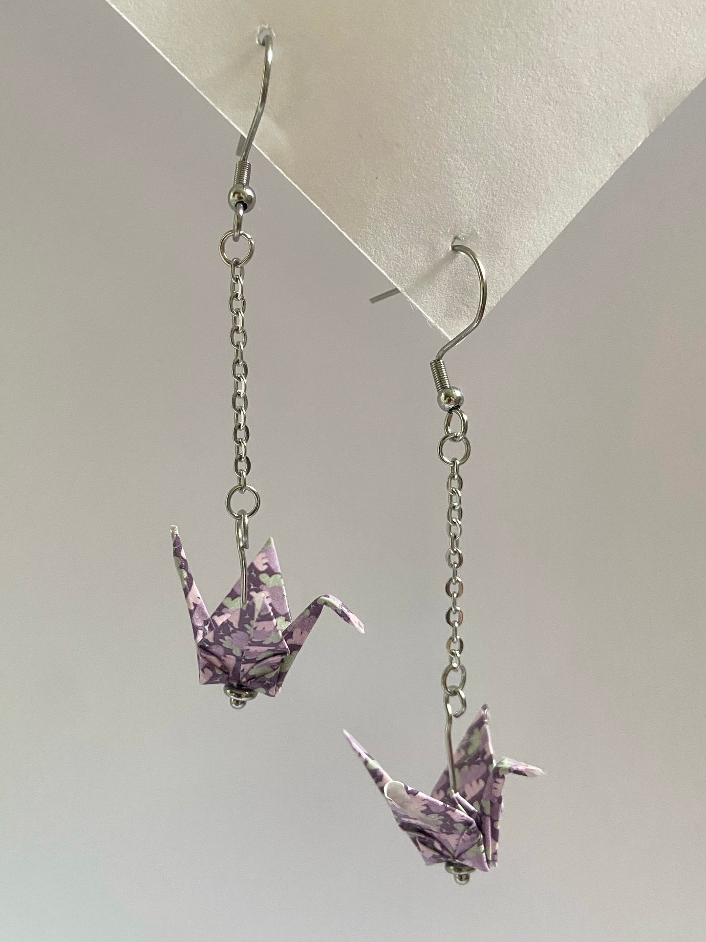 Pendientes de papel impermeable grulla de origami-11 colores disponibles. Con cadena de acero dorado o plateado