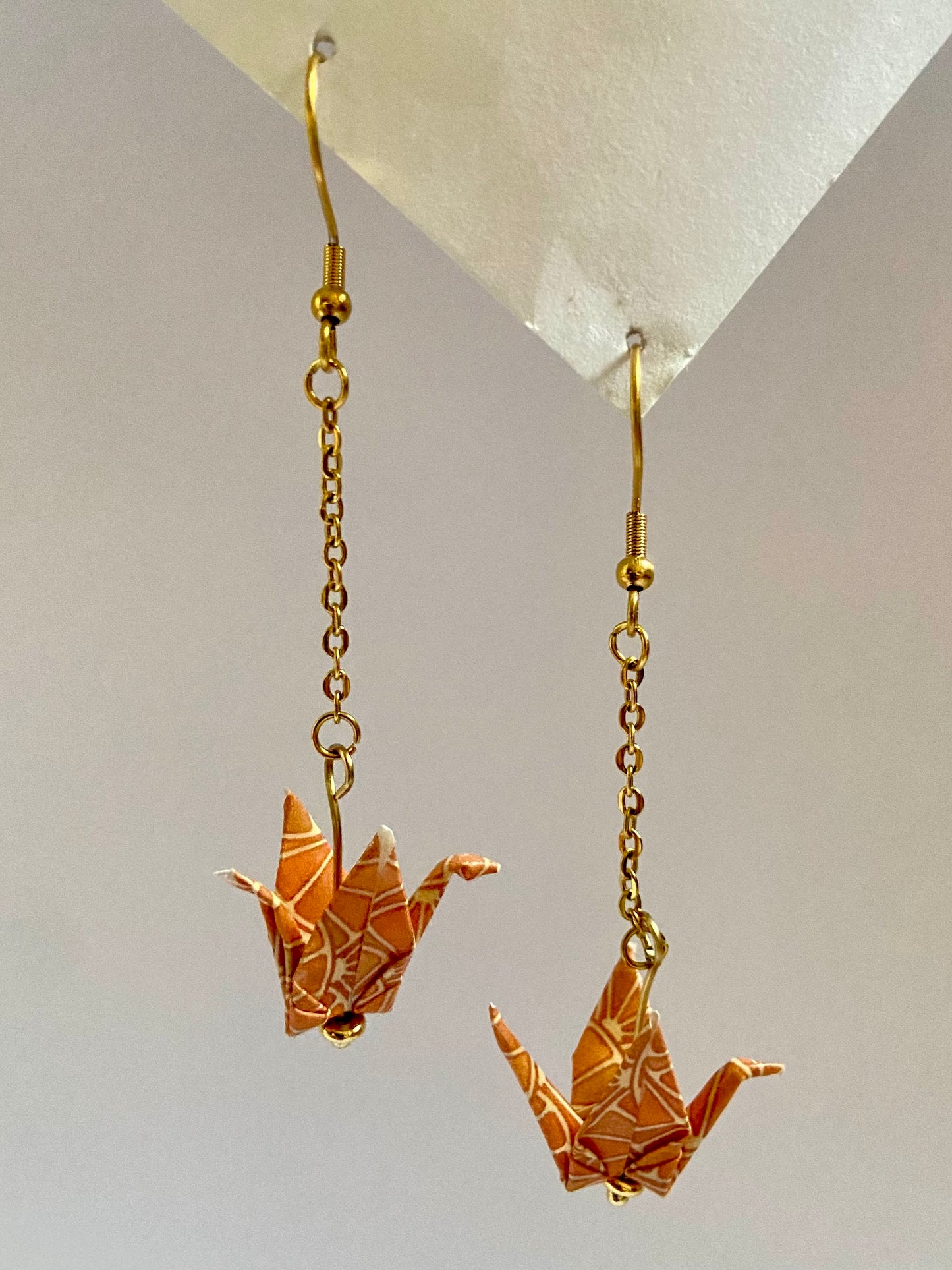 Pendientes de papel impermeable grulla de origami-11 colores disponibles. Con cadena de acero dorado o plateado