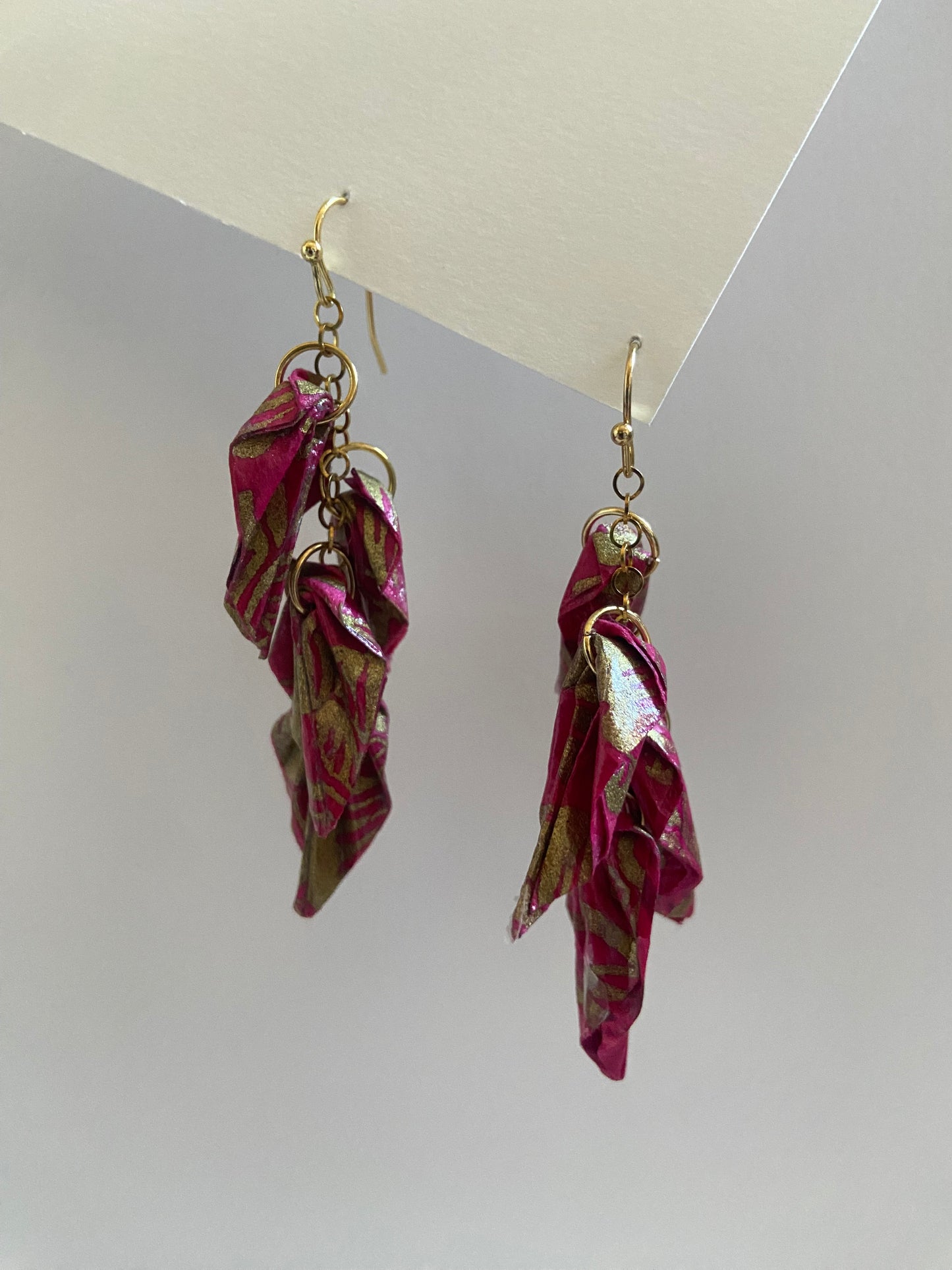 Pendientes Colgantes de Hojas Origami en Papel Lokta Hechos a Mano – 8 Colores Vibrantes, Ganchos de Acero Dorado, Ligeros y Duraderos