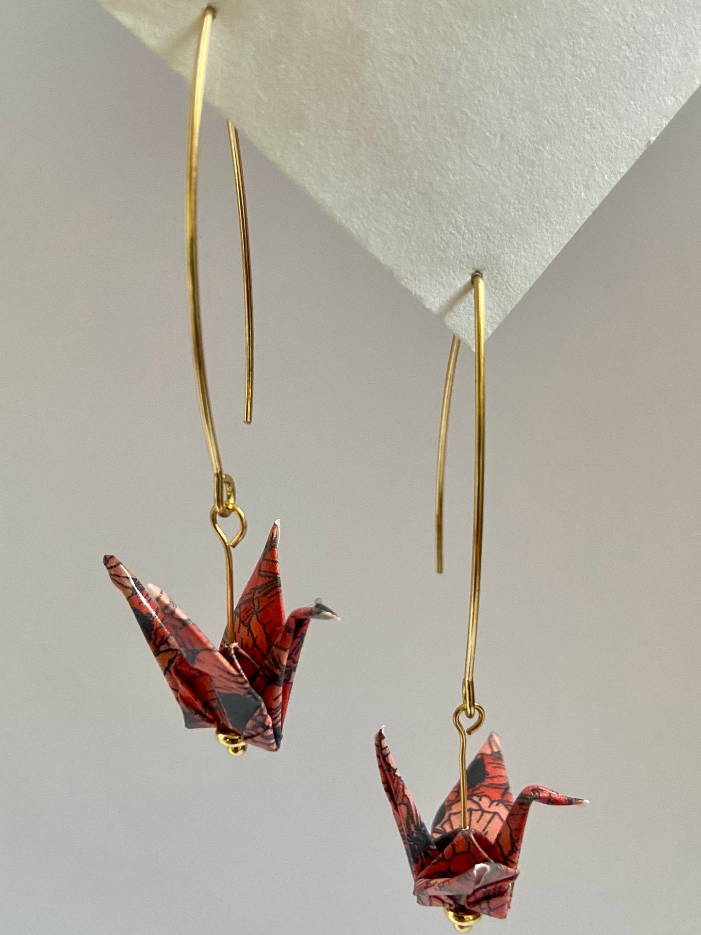 Pendientes de papel impermeable grulla de origami-11 colores disponibles. Con gancho de acero dorado o plateado