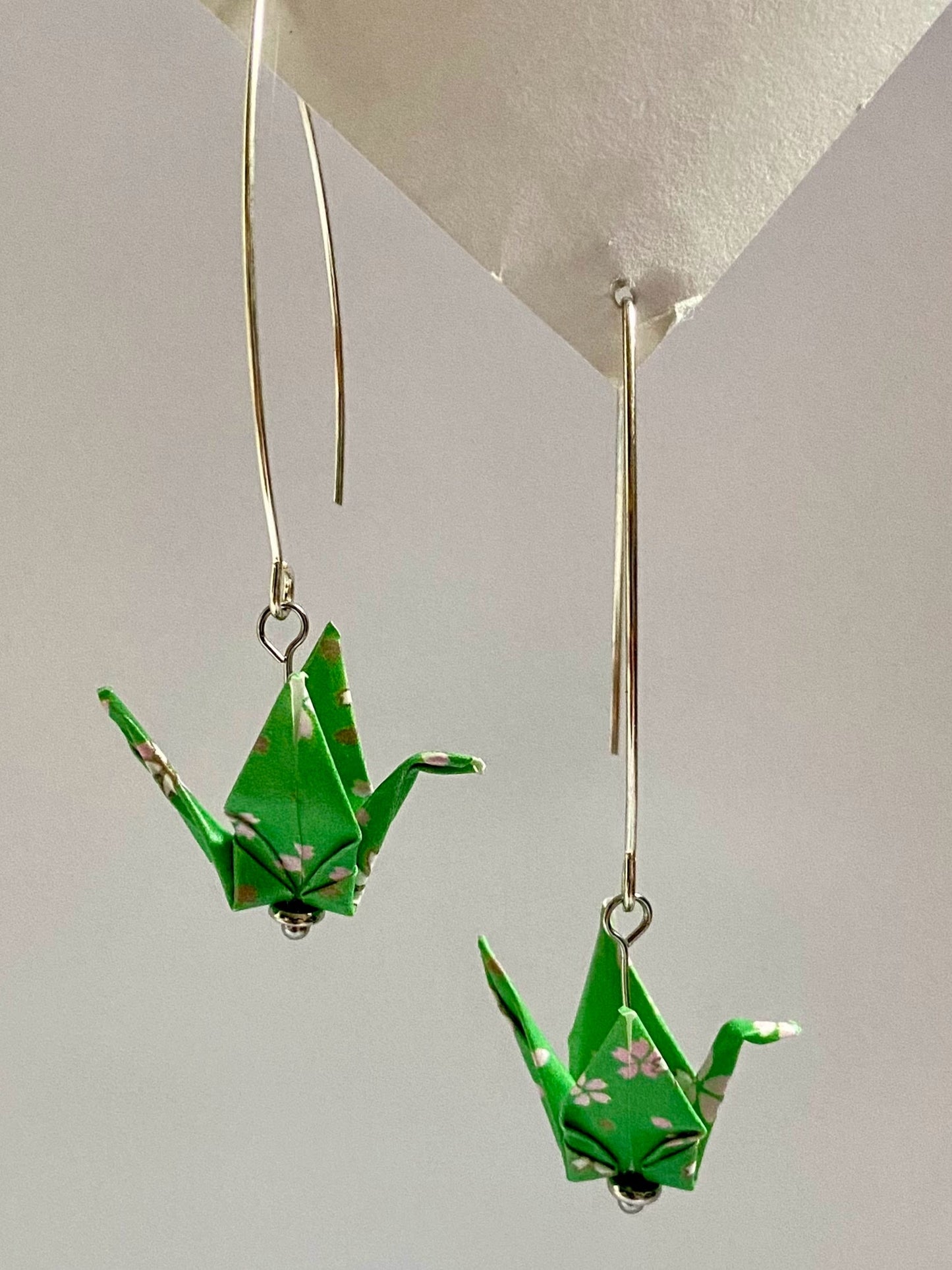 Pendientes de papel impermeable grulla de origami-11 colores disponibles. Con gancho de acero dorado o plateado