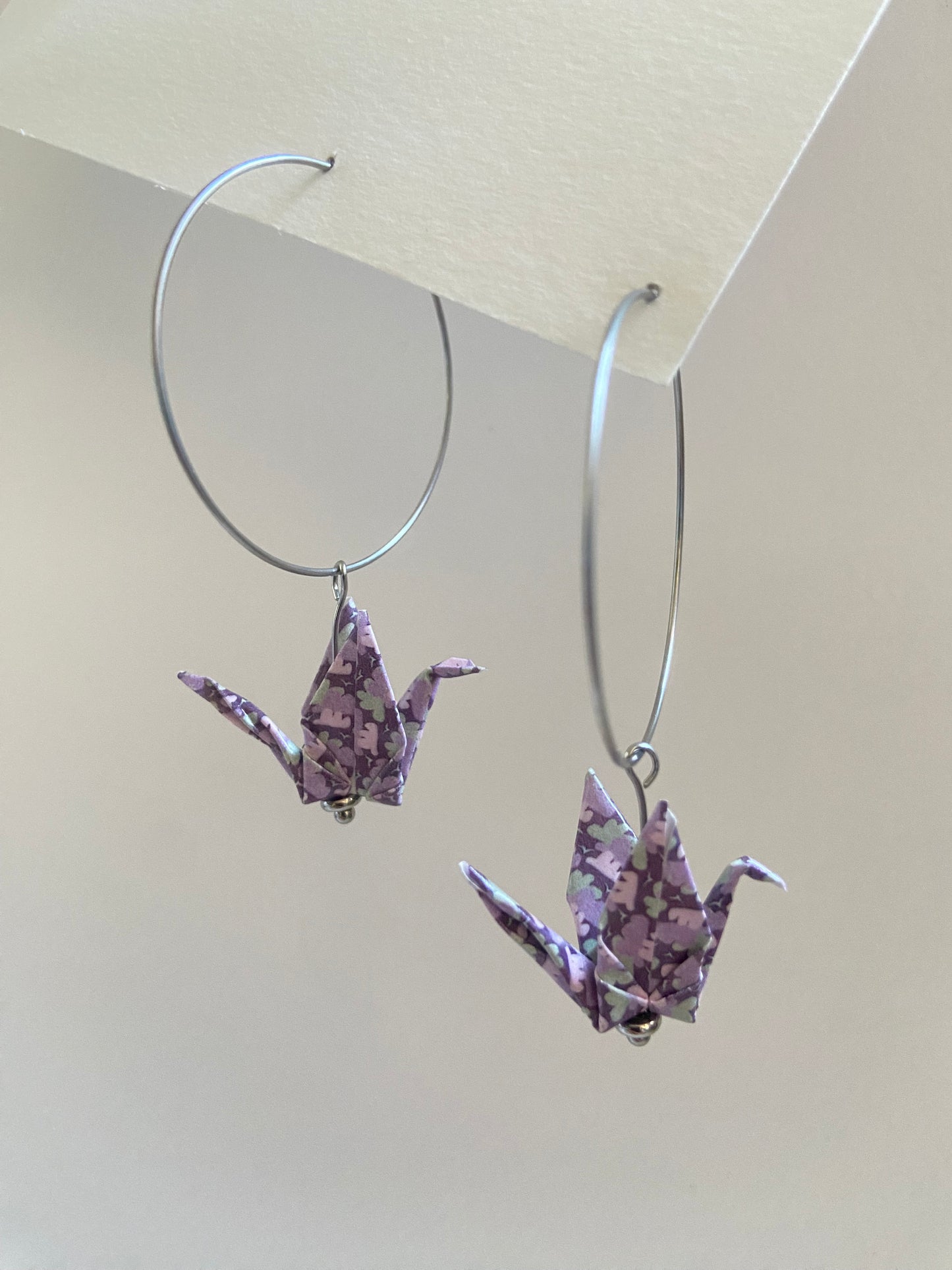Pendientes de papel impermeable grulla de origami-11 colores disponibles. Con aro de acero dorado o plateado