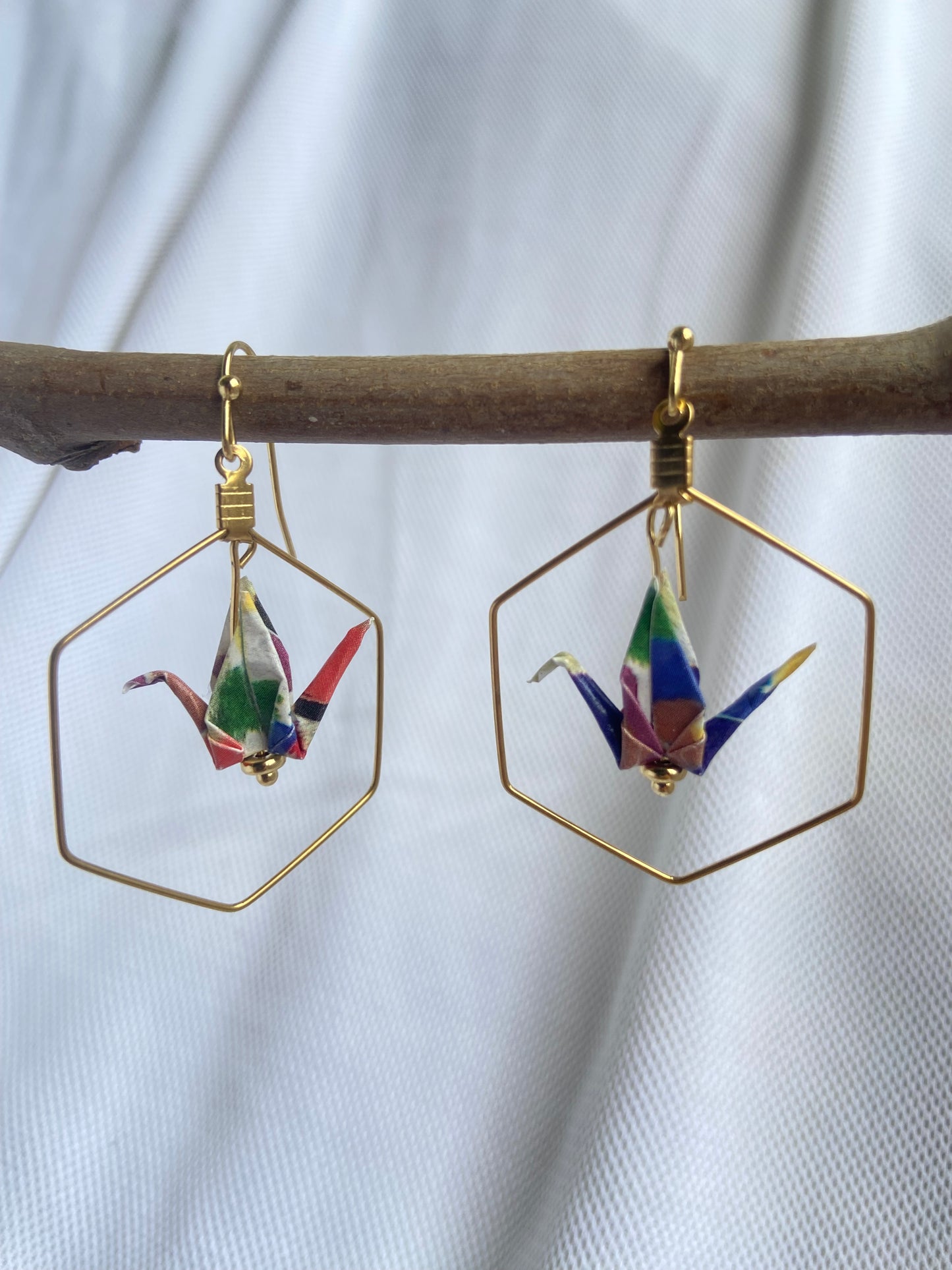 Pendientes de papel impermeable grulla de origami-11 colores disponibles. Con hexagon de acero dorado o plateado