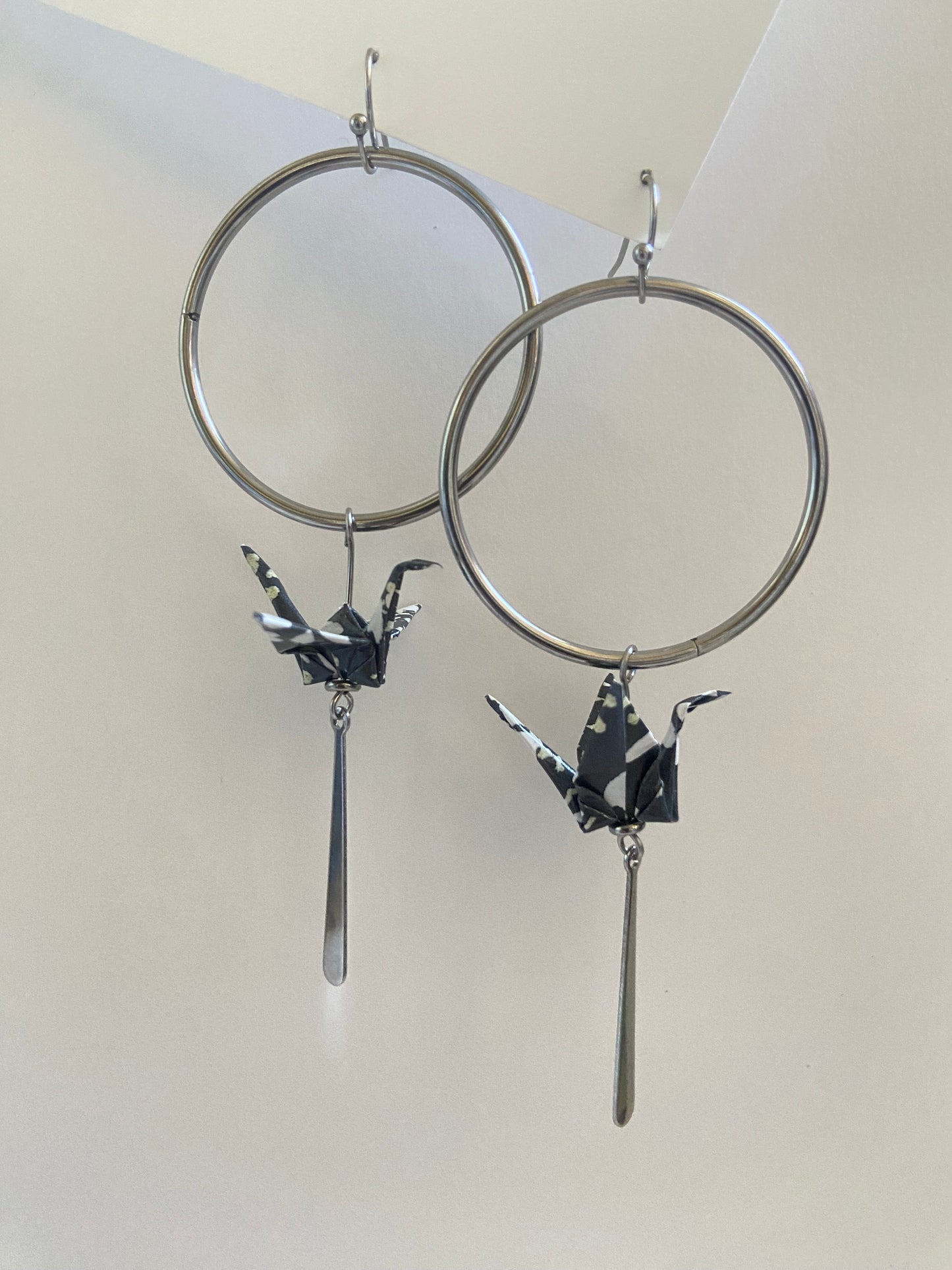 Pendientes de papel impermeable grulla de origami-11 colores disponibles. Con círculo de acero dorado o plateado