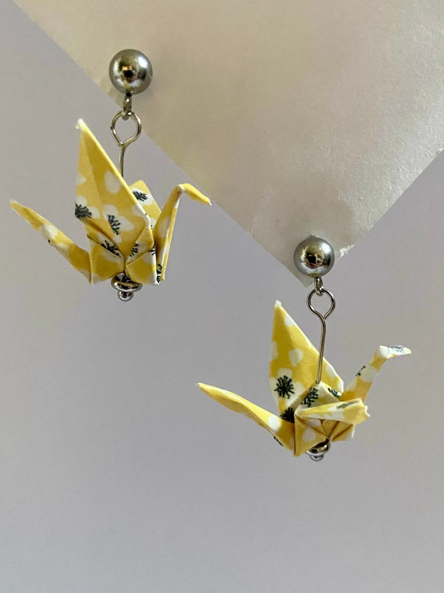 Pendientes de papel impermeable grulla de origami-11 colores disponibles. Con bolita de acero dorado o plateado