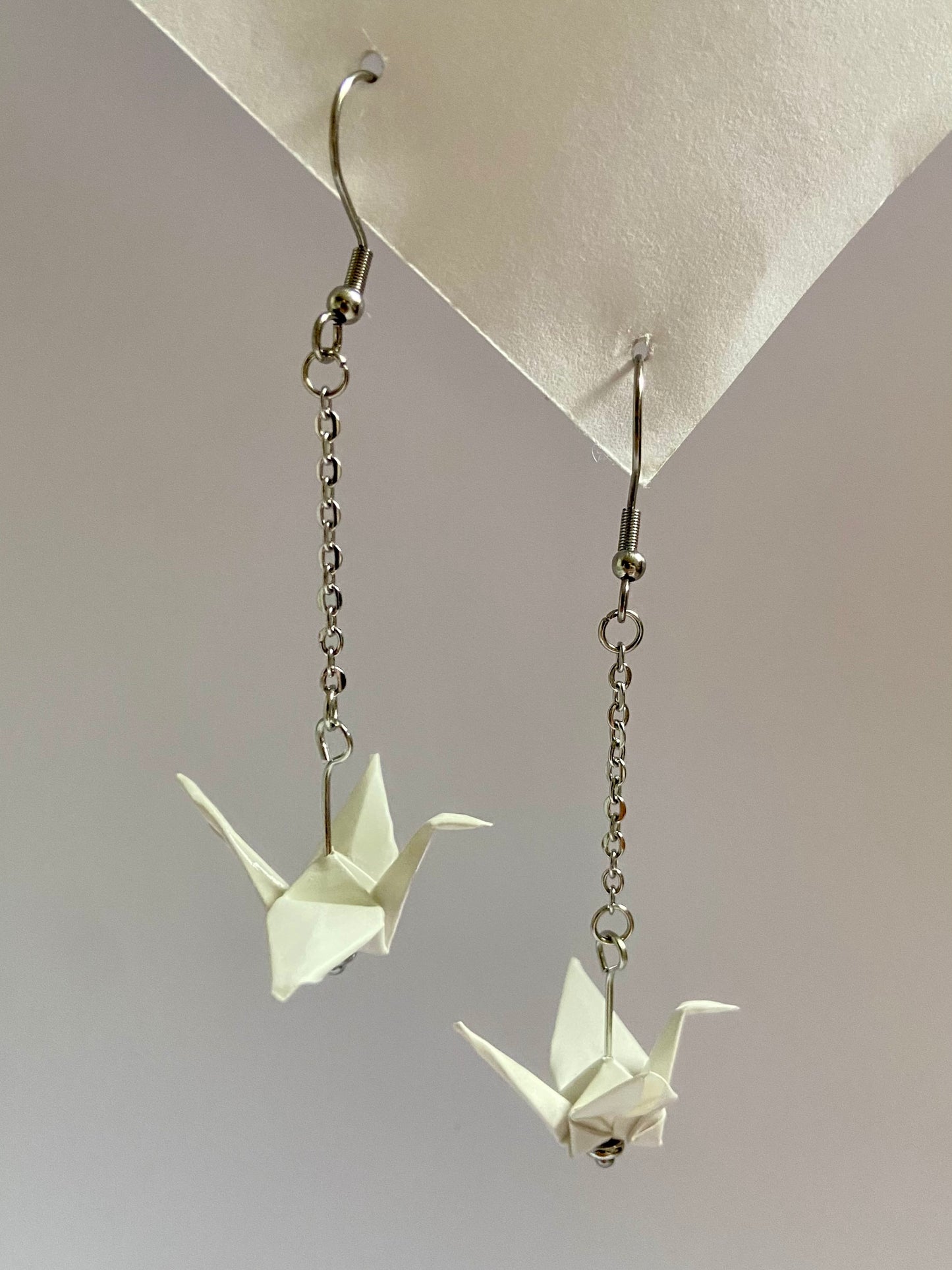 Pendientes de papel impermeable grulla de origami-11 colores disponibles. Con cadena de acero dorado o plateado