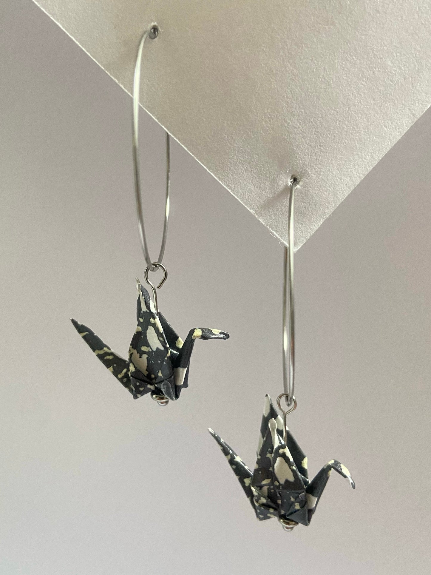Pendientes de papel impermeable grulla de origami-11 colores disponibles. Con aro de acero dorado o plateado
