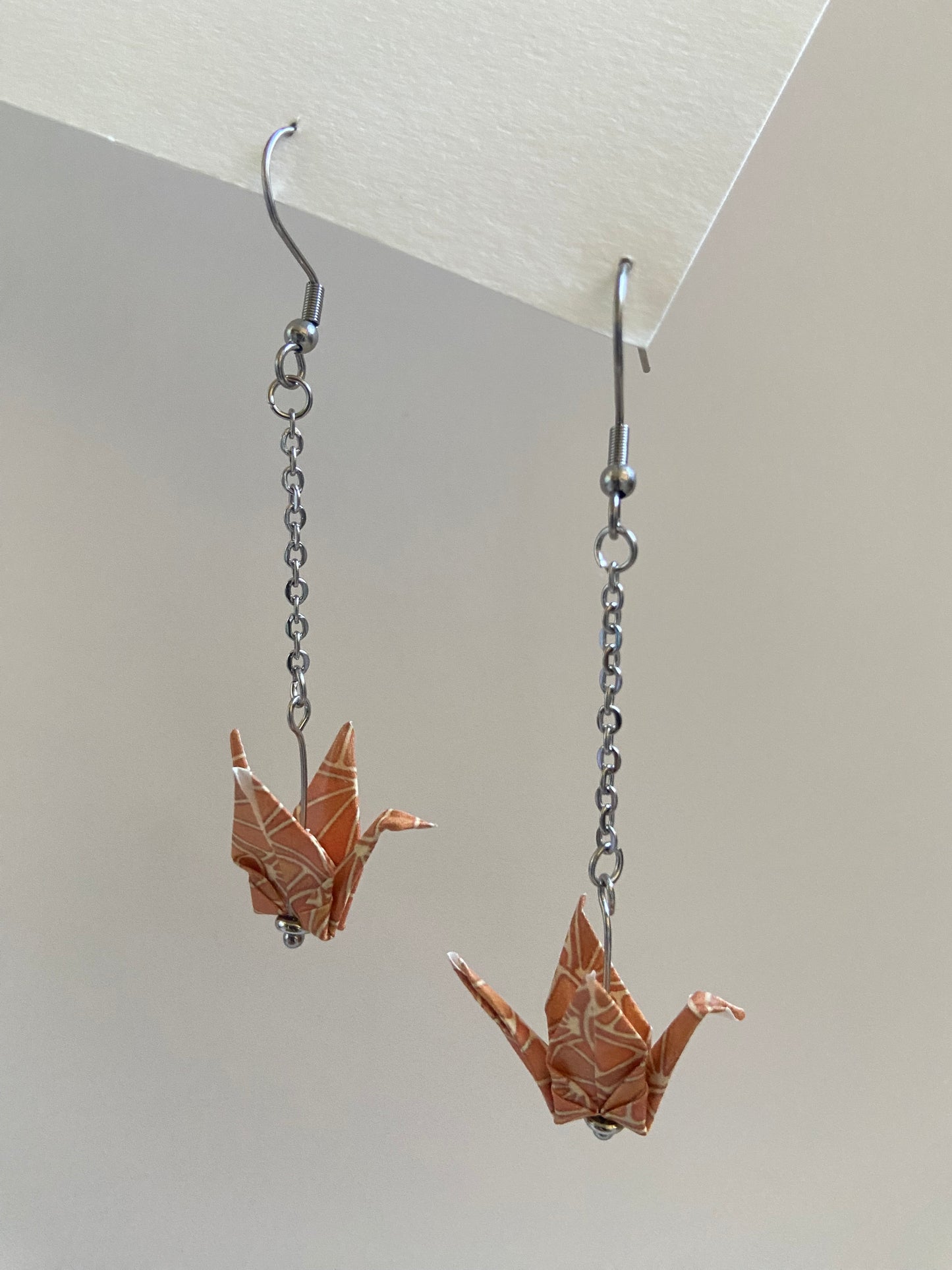 Pendientes de papel impermeable grulla de origami-11 colores disponibles. Con cadena de acero dorado o plateado