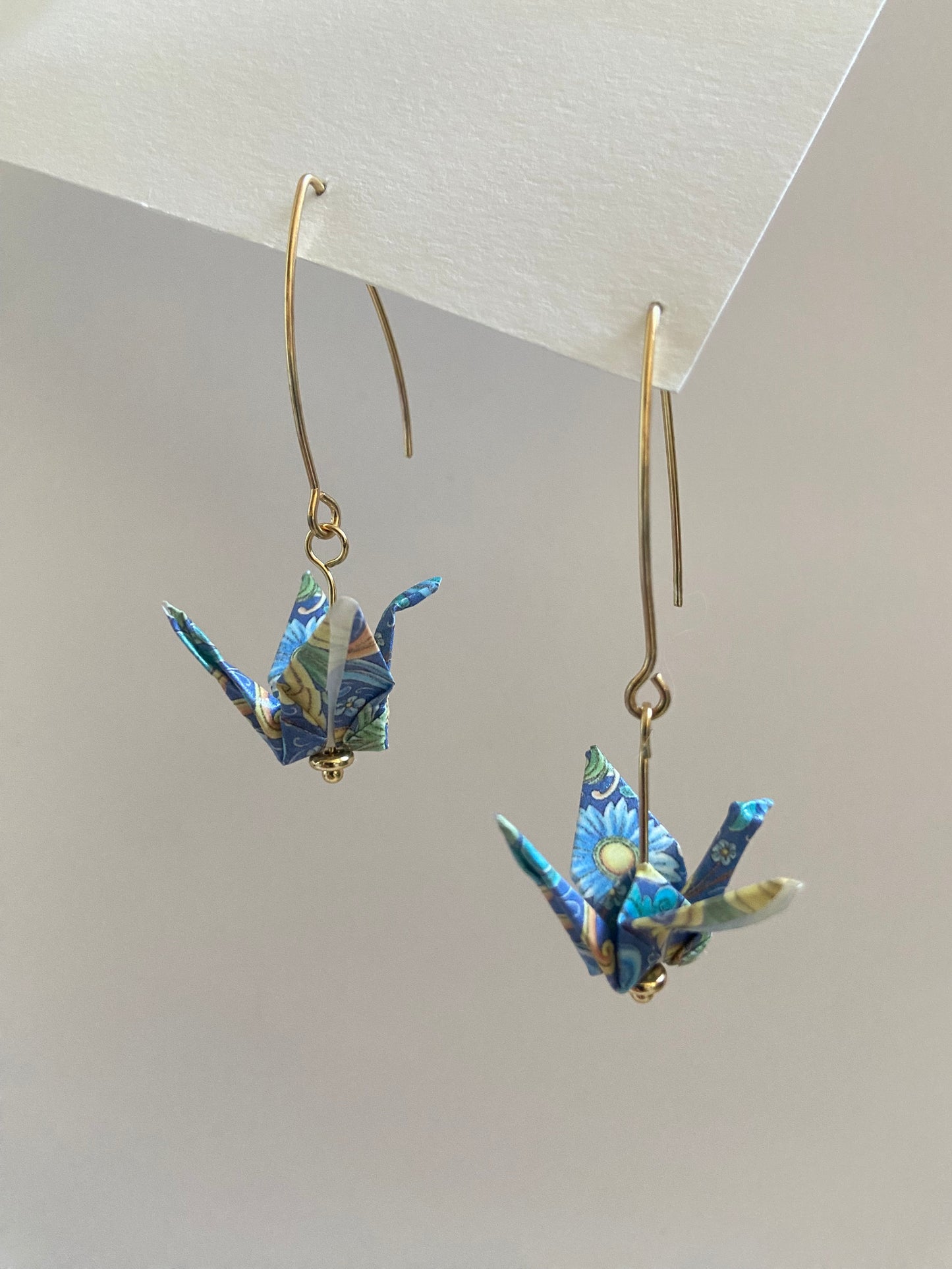 Pendientes de papel impermeable grulla de origami-11 colores disponibles. Con gancho de acero dorado o plateado