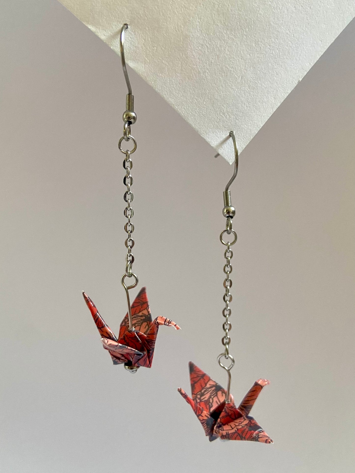 Pendientes de papel impermeable grulla de origami-11 colores disponibles. Con cadena de acero dorado o plateado