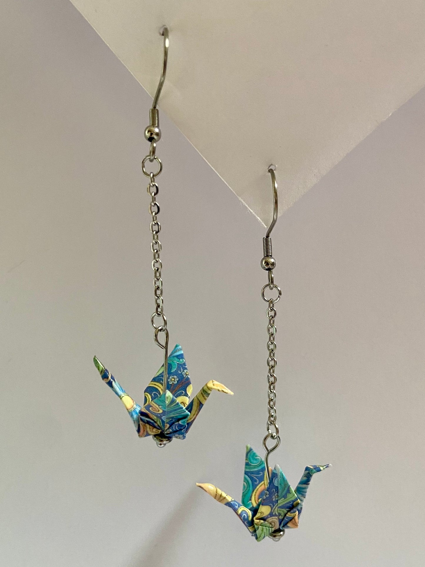 Pendientes de papel impermeable grulla de origami-11 colores disponibles. Con cadena de acero dorado o plateado