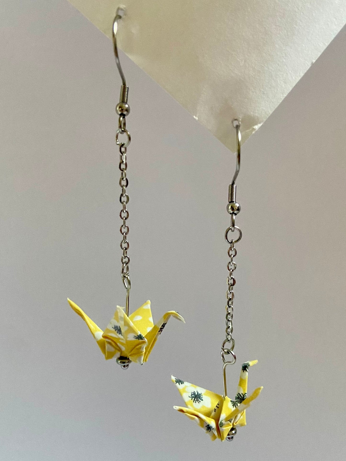 Pendientes de papel impermeable grulla de origami-11 colores disponibles. Con cadena de acero dorado o plateado