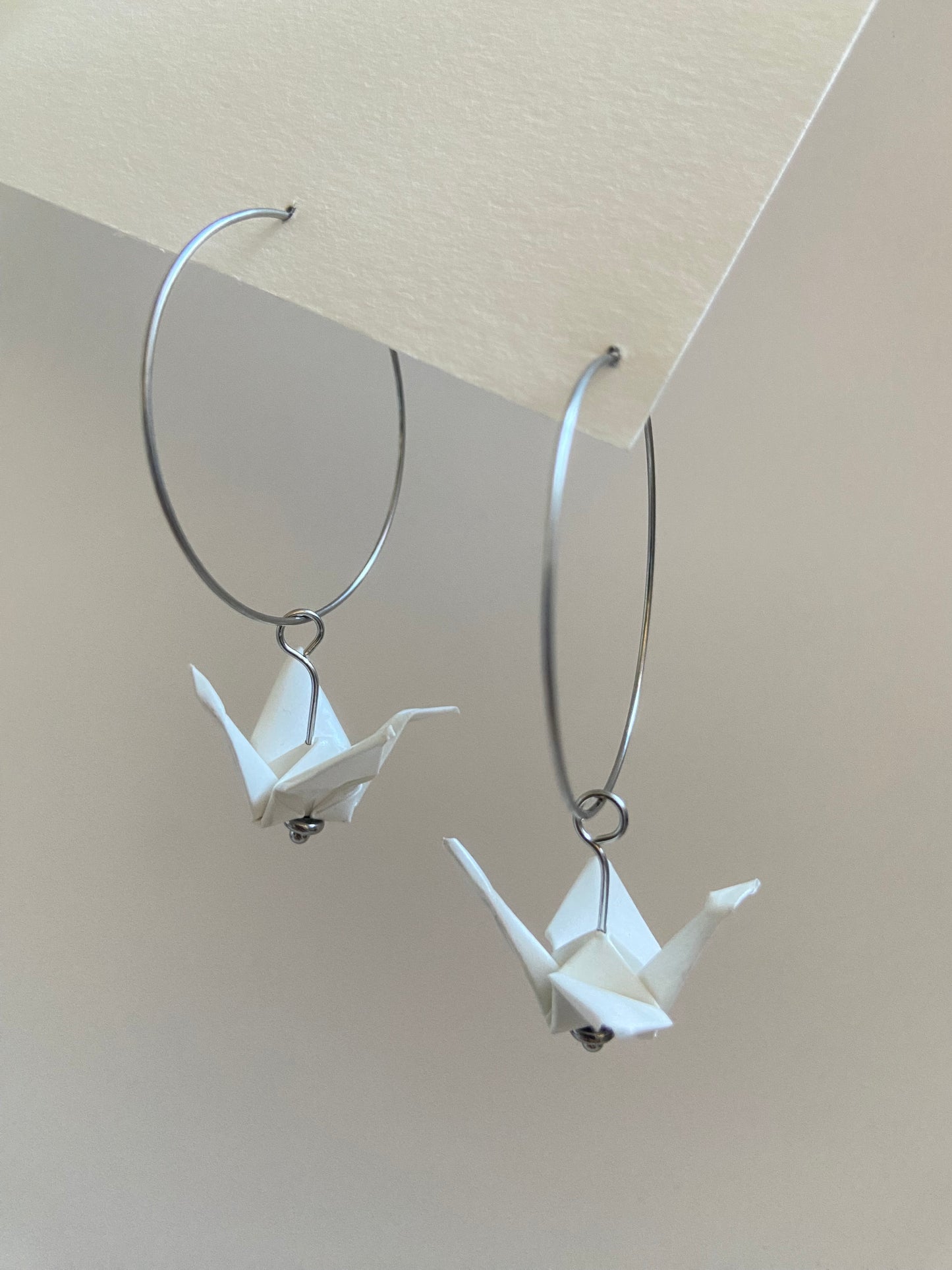 Pendientes de papel impermeable grulla de origami-11 colores disponibles. Con aro de acero dorado o plateado