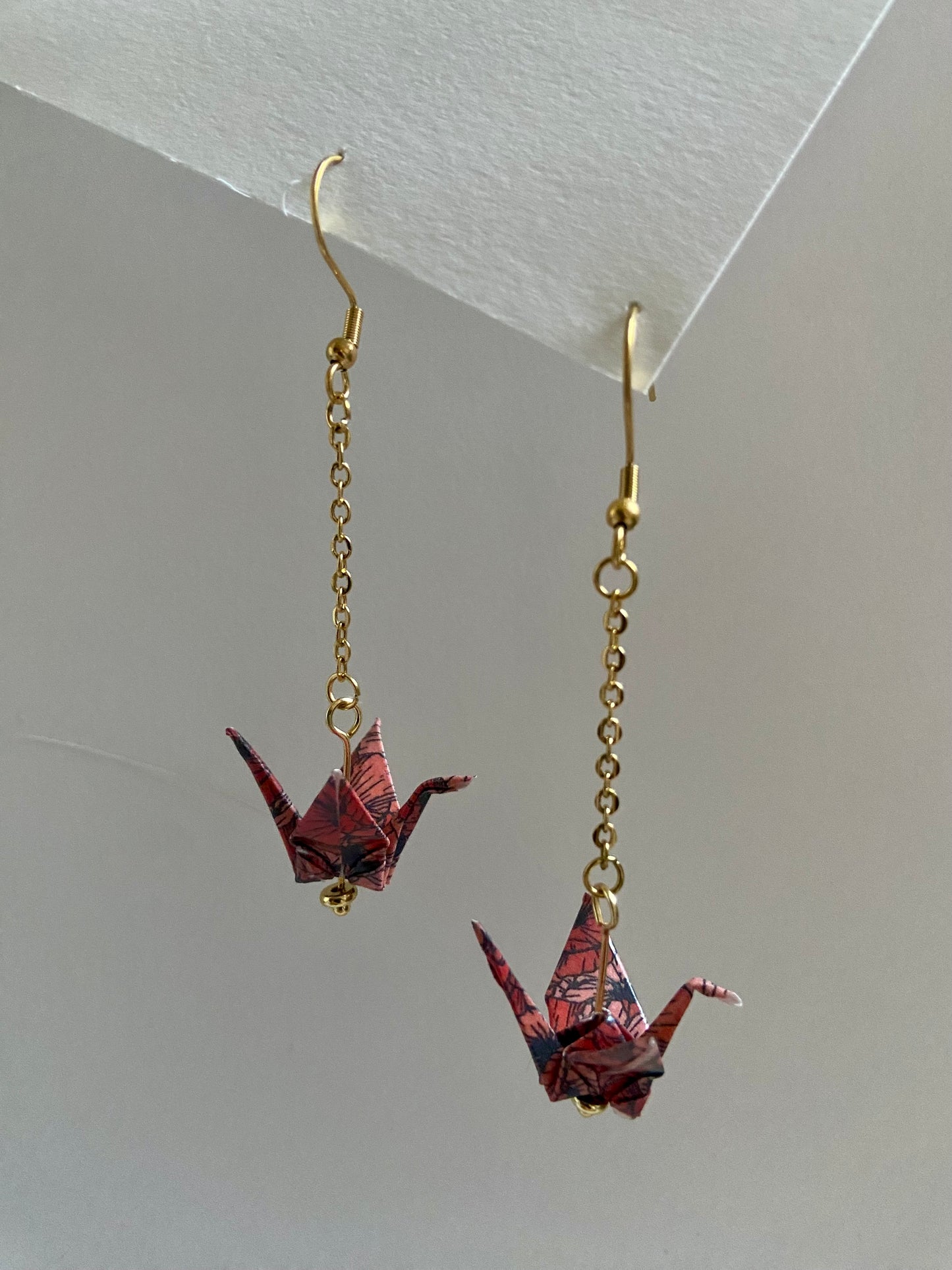 Pendientes de papel impermeable grulla de origami-11 colores disponibles. Con cadena de acero dorado o plateado