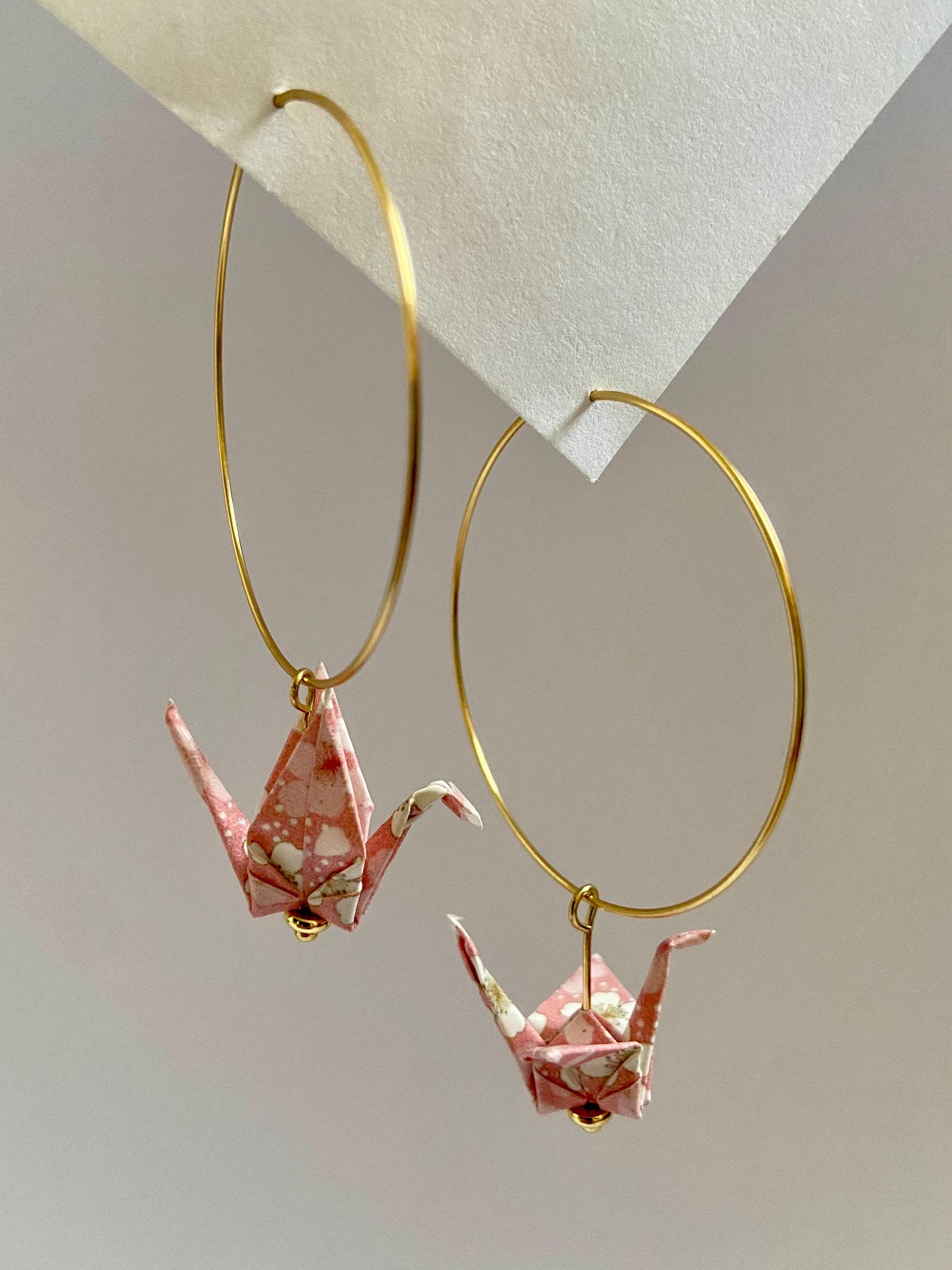 Pendientes de papel impermeable grulla de origami-11 colores disponibles. Con aro de acero dorado o plateado